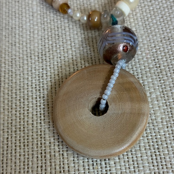 Elegant vintage Beaded Necklace with Tan and Cream Accents - Picture 5 of 9